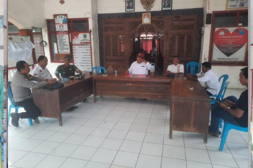 Sinergi, Bhabinkamtibmas Polsek Kroya Indramayu Sambangi Perangkat Desa Sumbon