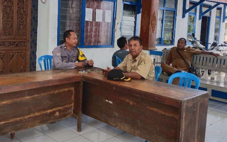 Bangun Sinergi, Anggota Polsek Kroya Sambangi Kantor Desa Sumbon