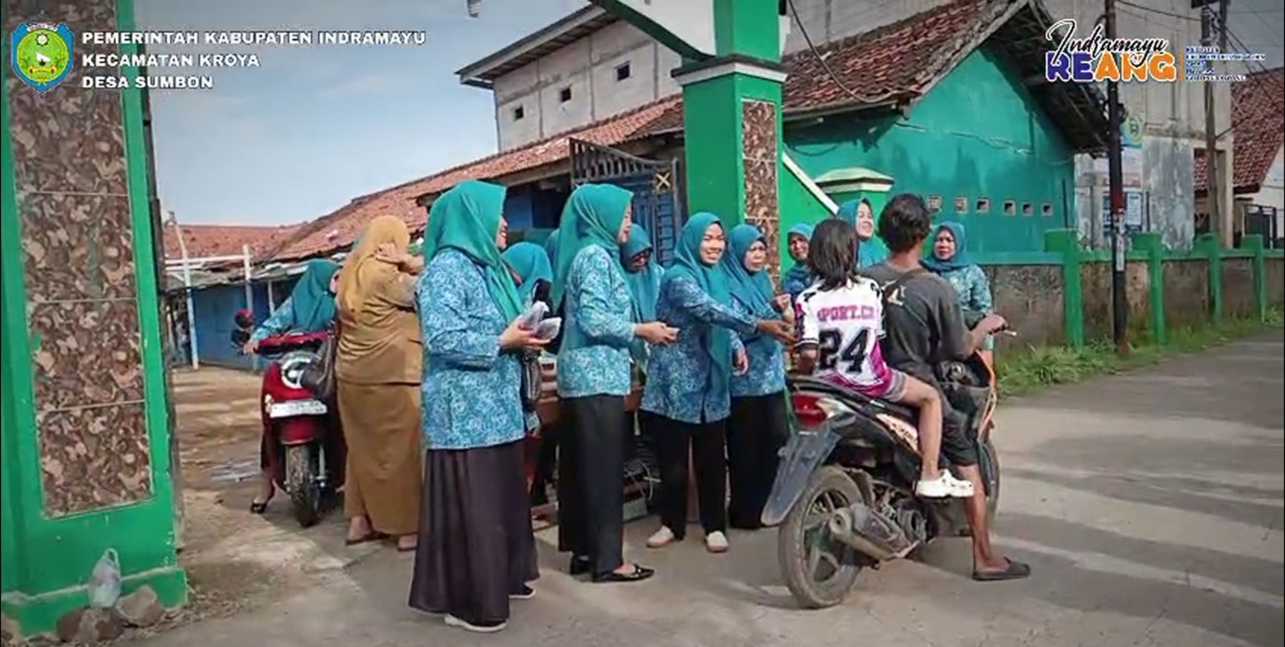 PEMDES SUMBON BERSAMA TIM PENGGERAK PKK BAGIKAN TAKJIL GRATIS DI LINGKUNGAN PONDOK PESANTREN BUSTANUL MUTA’ALIMIN